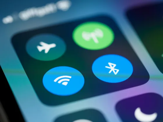 Écran de smartphone affichant les commandes Wi-Fi et Bluetooth